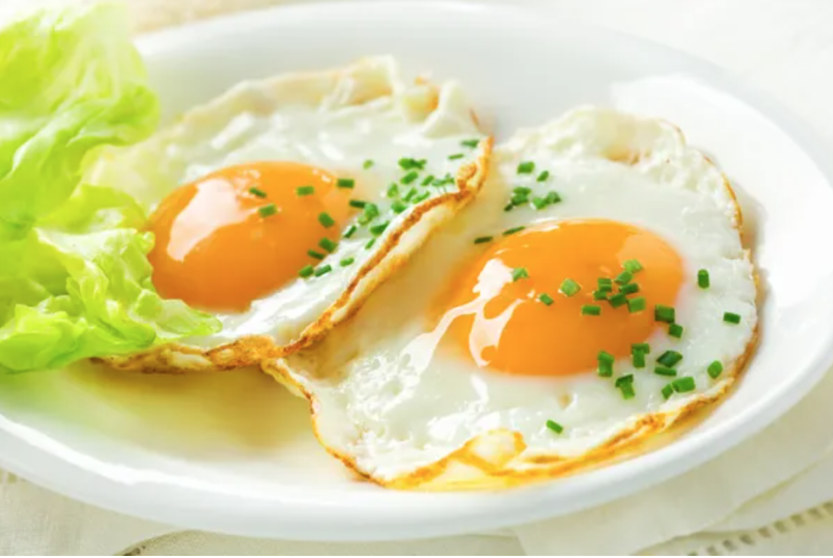 Setas en conserva con huevos a la plancha.